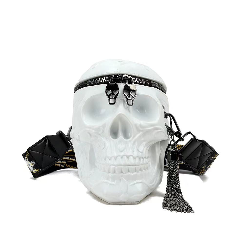 Skull-shaped purse with zipper and chain detail.